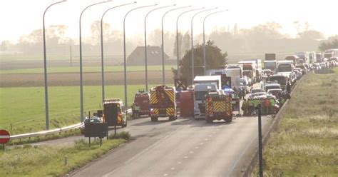 ongeval gistel vandaag|Eén dode en twee kinderen in levensgevaar bij。